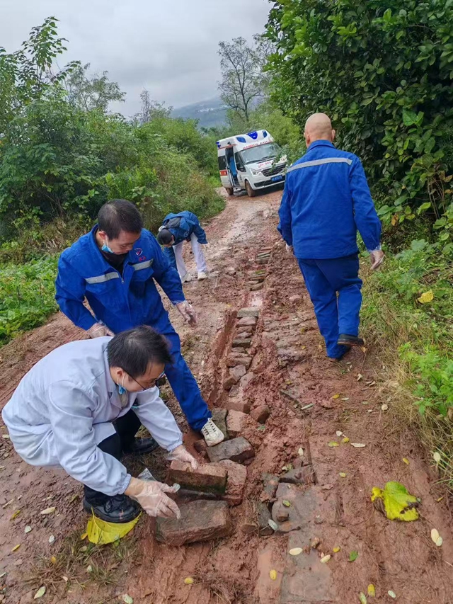 合江县中医医院急诊科：雨后泥泞路，他们用石头铺就临时生命通道