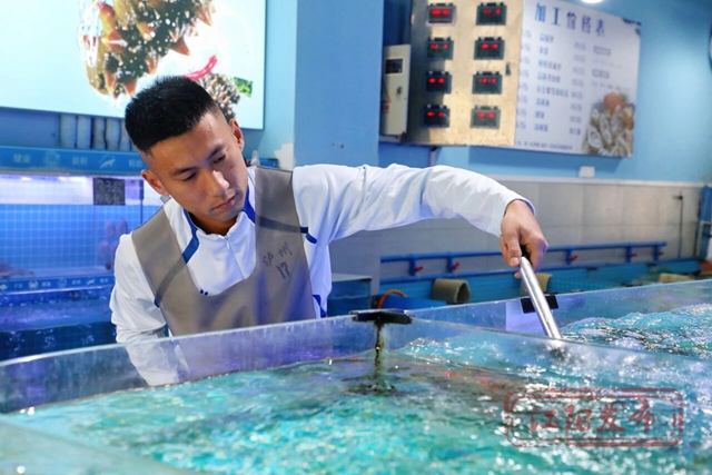 泸州“海鲜哥”醉打川超，边路也“足”够精彩→