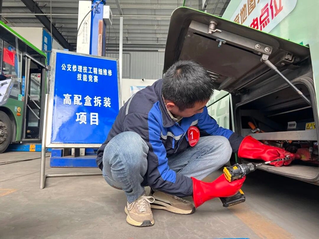 精业笃行守安全 磨砺技能展风采|泸州公交修理技工精细维修技能竞赛开赛(图5) 5.jpg