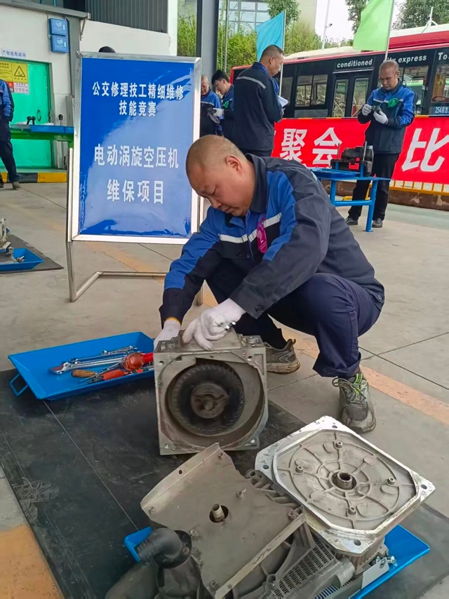 精业笃行守安全 磨砺技能展风采|泸州公交修理技工精细维修技能竞赛开赛(图6) 6.jpg