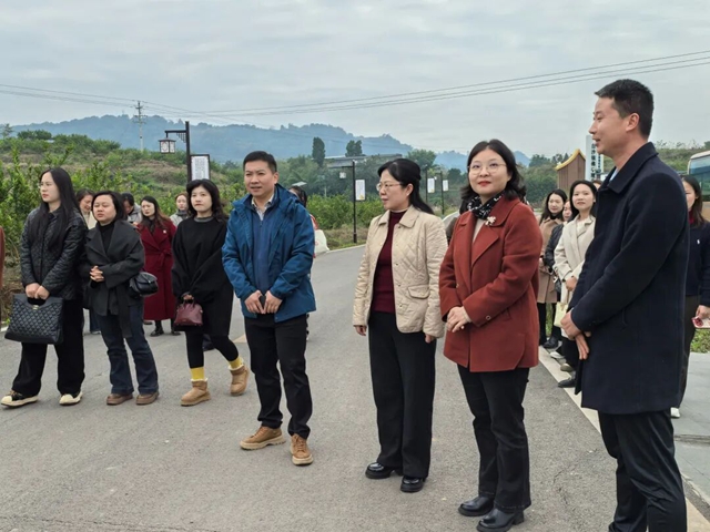 泸州市“乡村振兴 巾帼行动”暨“美丽庭院”建设现场交流活动举行(图2) 妇2.jpg