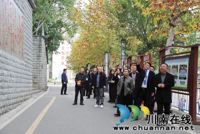 参观文化长廊.JPG