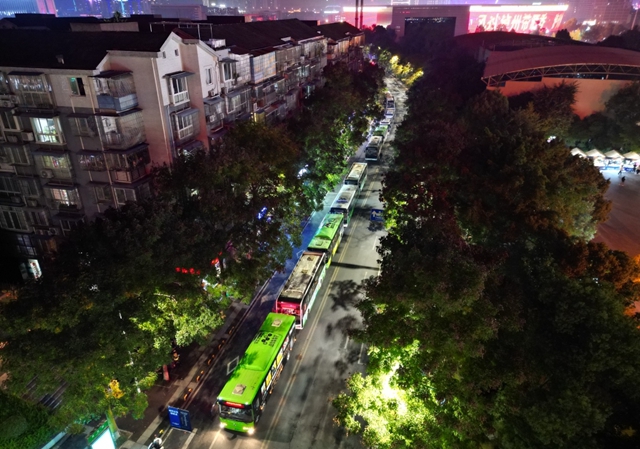 泸州公交圆满完成“中国郎·2025安逸生活巨星演唱会”出行保障(图2) 保2.jpg