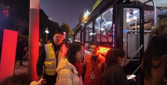 泸州公交圆满完成“中国郎·2025安逸生活巨星演唱会”出行保障(图5) 保5.jpg