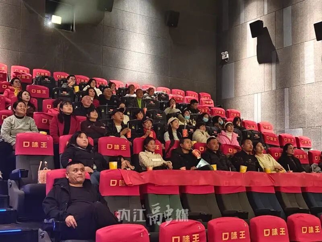 《狂野时代》全国首映,内江籍演职人员包场观影为家乡取景地打call(图1) 代1.jpg