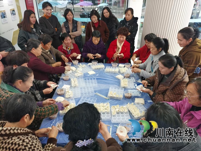 巧包抄手学护齿  泸县九曲河舞蹈队把健康快乐“打包”带回家