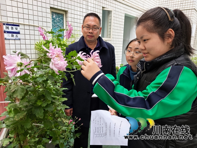 罗志平在辅导学生寻找诗意.jpg