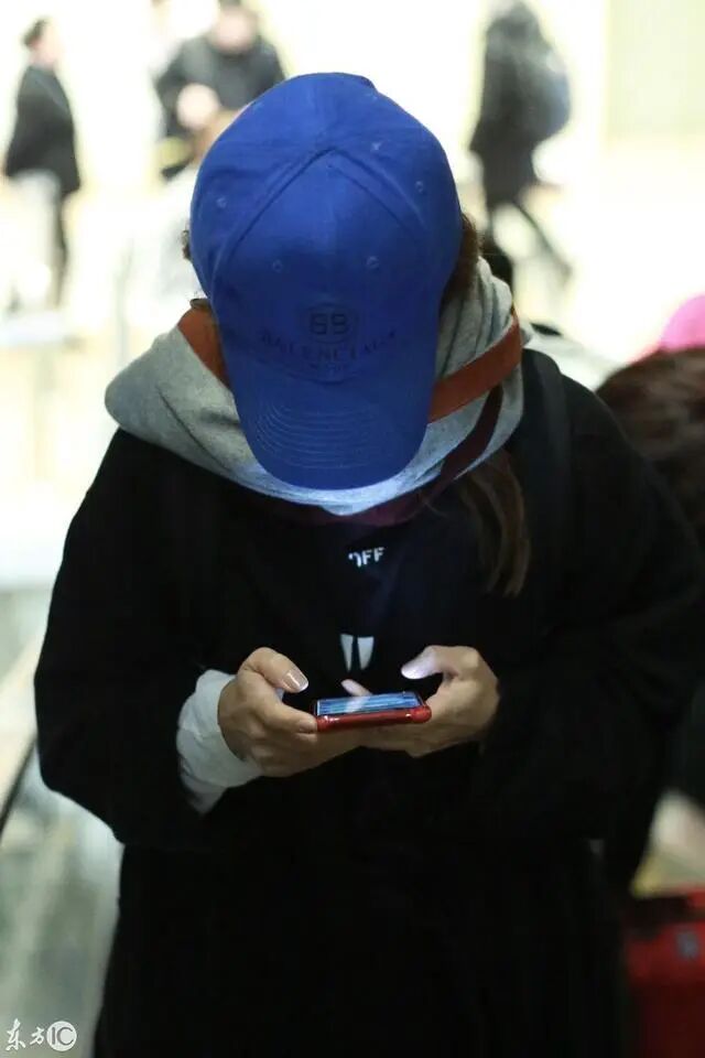 泸州小伙边走边看手机！轻轻一“碰”就……