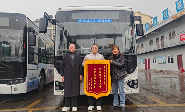 温情守护 平凡至善 ——记泸州公交166路乘务员余春燕的守护瞬间