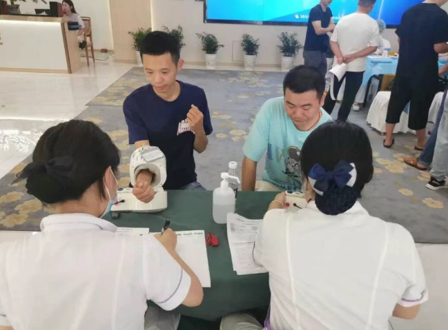 关爱职工 l 泸州公交集团开展送健康到基层活动