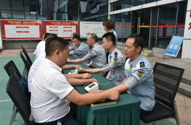 关爱职工 l 泸州公交集团开展送健康到基层活动(图4) 公4.png