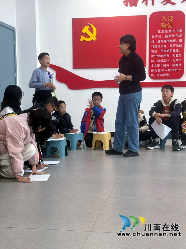 “心愿树”下,静待花开|民建龙马潭区基层委牵头“为内心涂色” 儿童青少年心理健康项目顺利实施(图2) 老师授课.jpg
