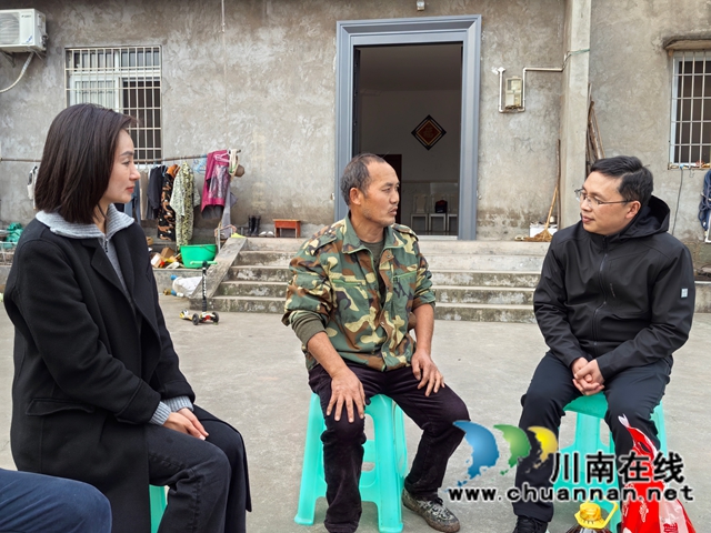 慰问组走进泸县嘉明镇石燕村“老张”（右二）家开展慰问.jpg