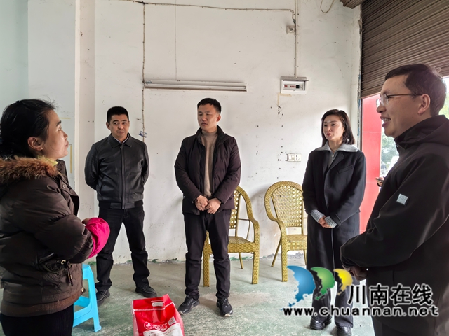 慰问组走进泸县嘉明镇罗桥村“先大姐”（左一）家开展慰问.jpg