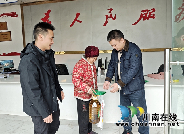 泸州民建：寒冬慰问，“微光有爱”情暖山村