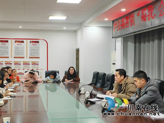 泸县农民工服务中心工作人员在得胜镇培训劳务经纪人使用“蜀我·会找活”数智平台.jpg