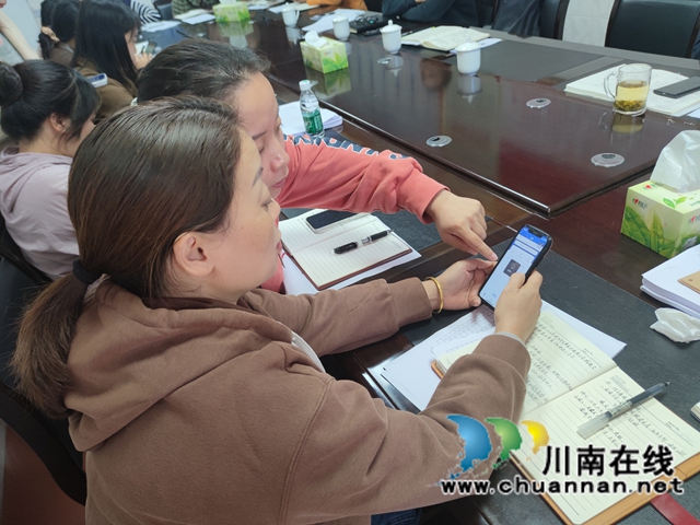 泸县奇峰镇劳务经纪人通过手机端学习“蜀我·会找活”数智平台工单流转.jpg