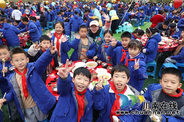 孩子们欢呼雀跃.JPG
