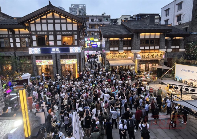 巨型蛋糕、霸王餐、烟花秀……泸州跨年方式又“上新”