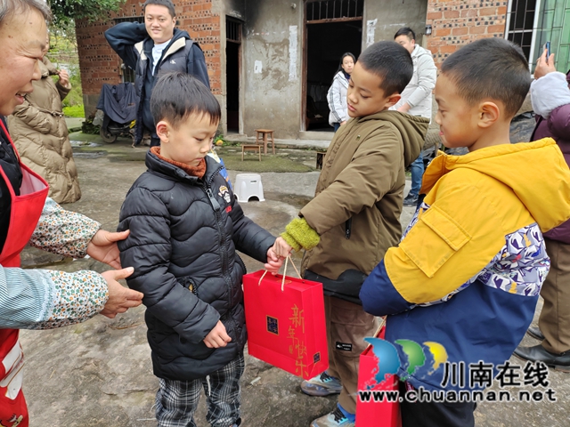 城乡童心暖寒冬  红色故事传真情｜泸州市江阳区梓橦路小学学生元旦慰问泸县太伏镇乡村贫困儿童