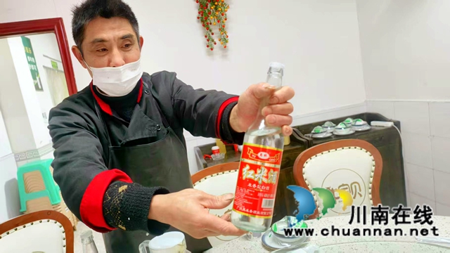 图4：肖云松展示特制米酒.jpg