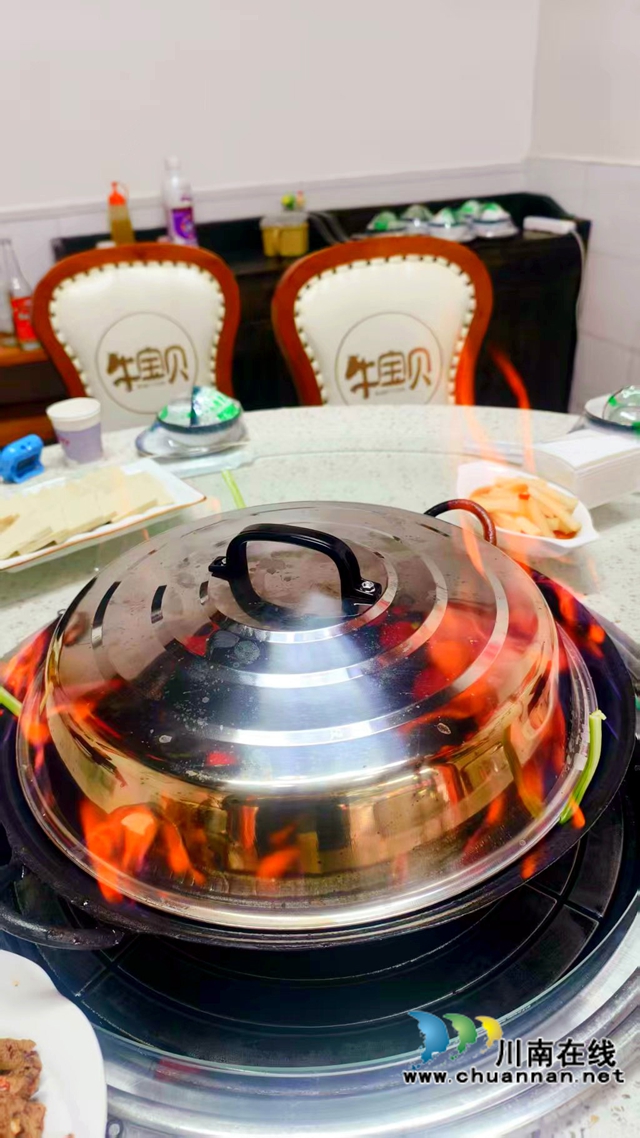 图5：点燃特制米酒烧制鹅肉.jpg