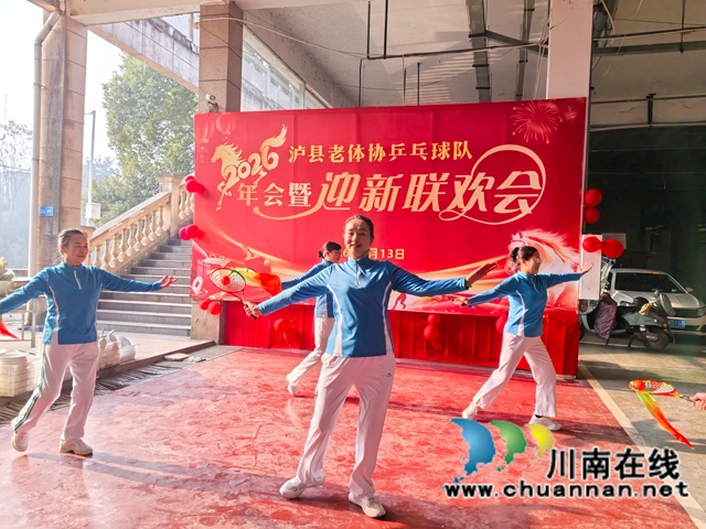 柔力球表演1（曾佐然摄）.jpg