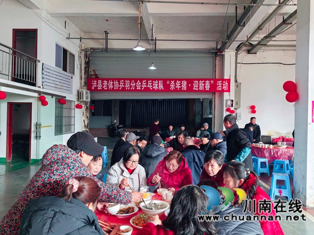 吃旺子汤现场1（曾佐然摄）.jpg