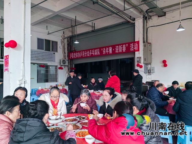 吃旺子汤现场（曾佐然摄）.jpg