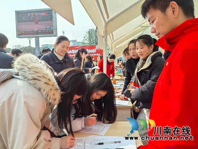 泸县启动2026年“就业援助月”专场招聘活动8.jpg