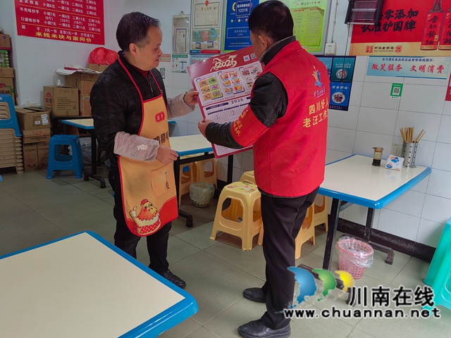 龙马潭区小市街道下大街社区：“身边好人”送安全台历，文明新风暖人心