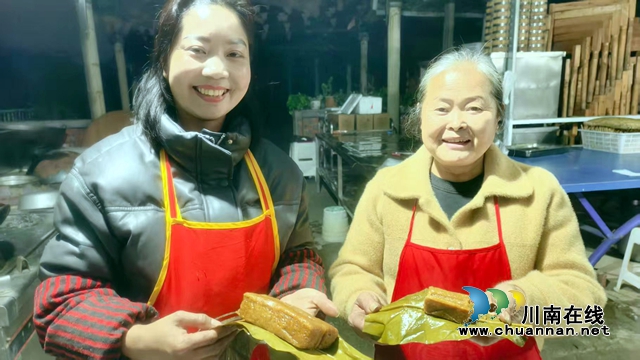 图3：张国容（左）蒸熟的黄粑芳香四溢.jpg