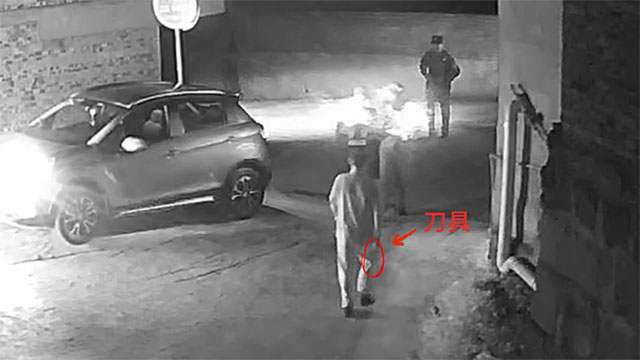 警察连开两枪，把危险挡在身前……