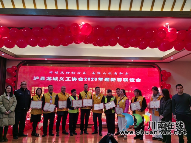 表彰爱心商家（曾佐然摄）.jpg