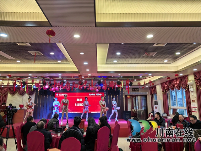 歌舞表演（曾佐然摄）.jpg