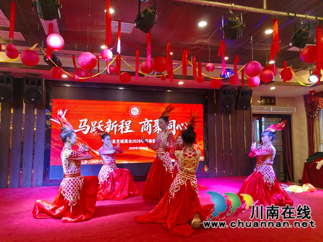 文艺节目表演（曾佐然摄）.jpg