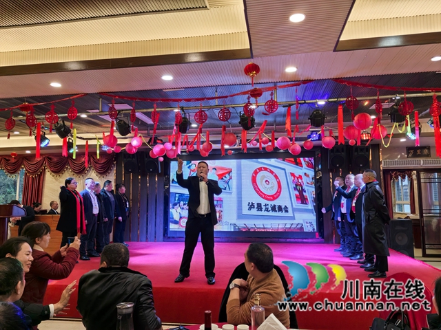齐声唱《龙城商会会歌》（曾佐然摄）.jpg