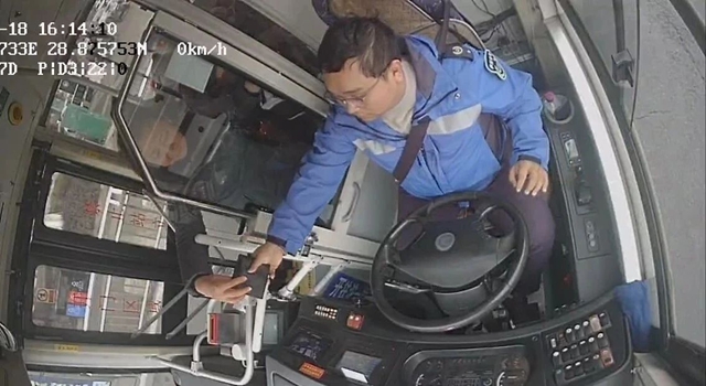 泸州公交：拾金不昧寻失主 十米车厢满载文明新风！