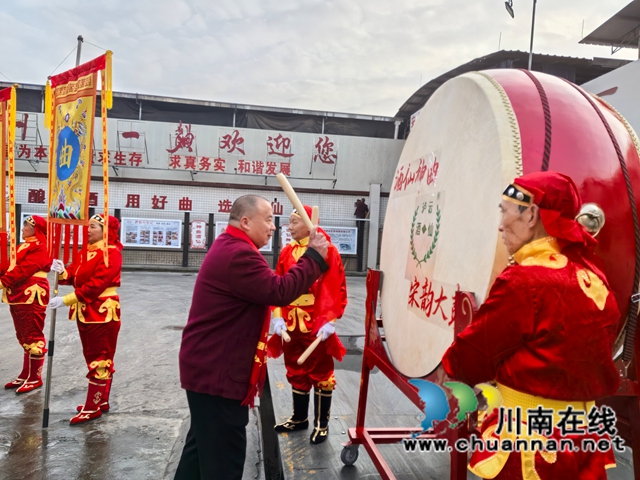 击鼓（曾佐然摄）.jpg