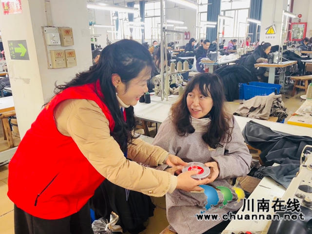 送腊八粥1（龙洪艳摄）.jpg