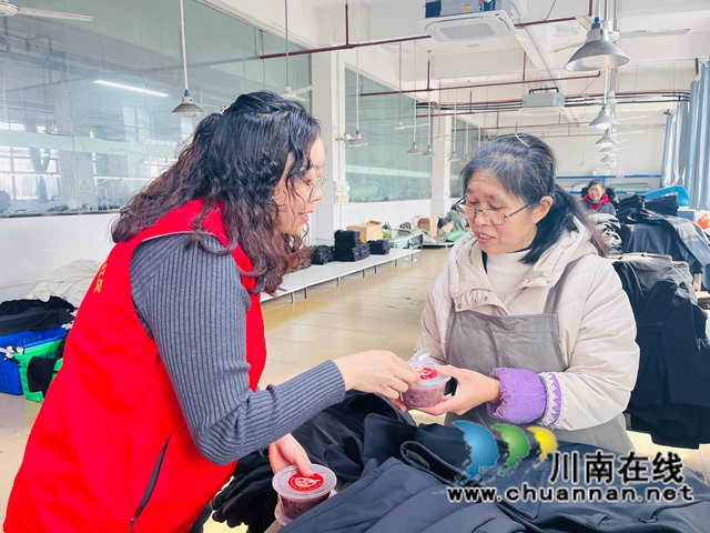 送腊八粥2（龙洪艳摄）.jpg