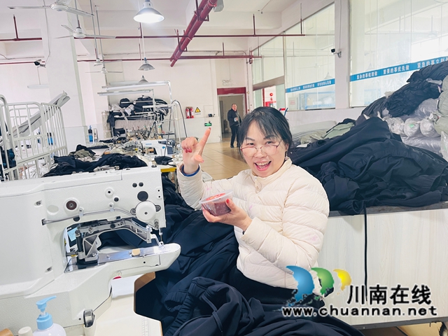 喜获腊八粥1（龙洪艳摄）.jpg