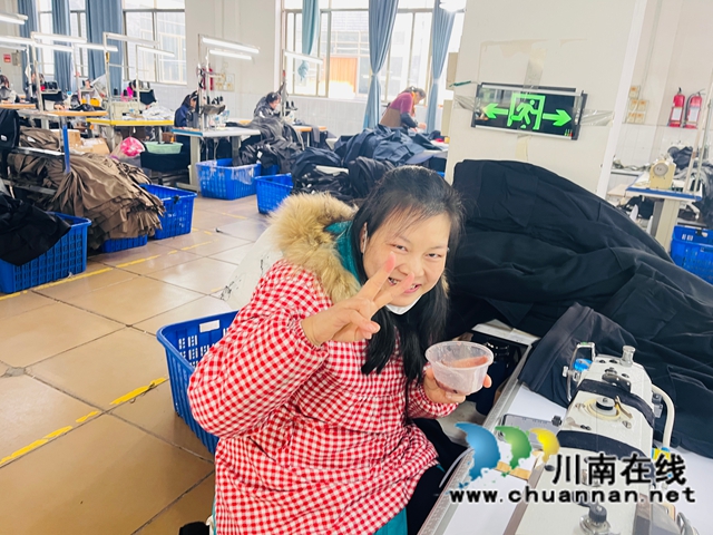 喜获腊八粥（龙洪艳摄）.jpg