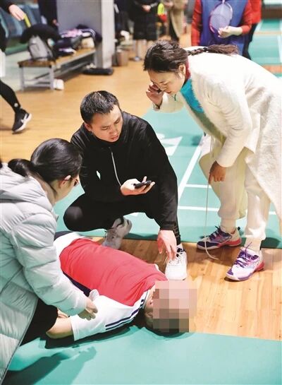 泸州一男子打球时突然心脏骤停，3名医生上演“生死时速”