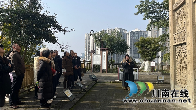 参观石牌坊1.JPG