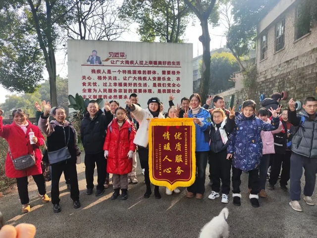 为民服务践初心 公交温情暖酒城——泸州公交209路获锦旗致谢