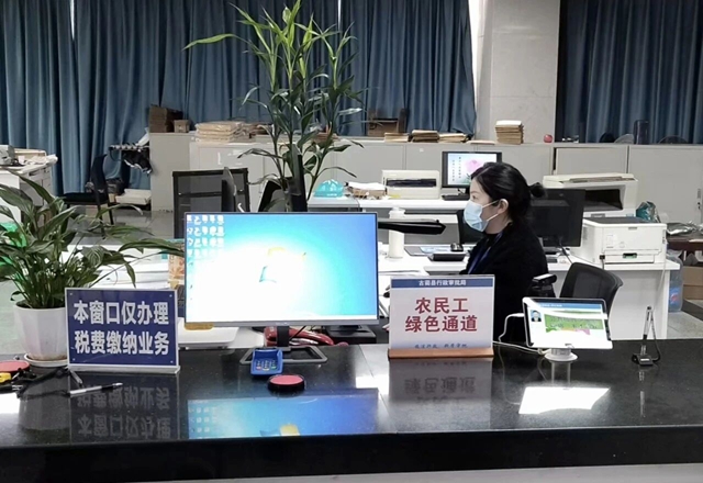 古蔺县不动产登记中心“暖心服务” 促返乡人员“办证无忧”(图2) 办2.jpg