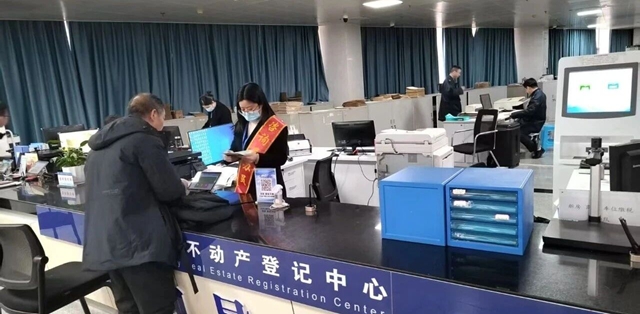 古蔺县不动产登记中心“暖心服务” 促返乡人员“办证无忧”(图3) 办3.jpg