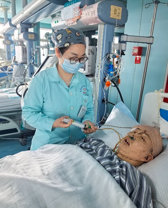 两轿车相撞甩尾，撞飞路过的摩托，骑车的孕妇重伤……