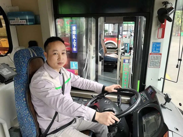 拾金守诚、救助暖心、助人为乐，泸州公交善举温暖出行路